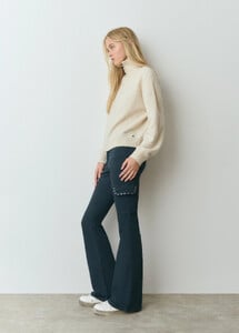 pantalon-campana-cargo-tachas.jpg