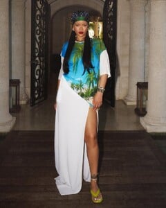 rihanna-commands-attention-in-tropical-elegance-on-yacht-getaway-1.jpg