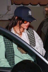 rihanna-debuts-alaia-le-teckel-clutch-on-date-night-1.jpg