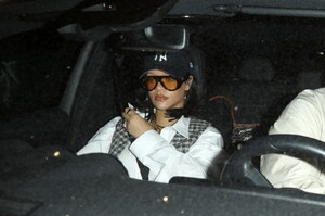 rihanna-debuts-alaia-le-teckel-clutch-on-date-night-4.jpg