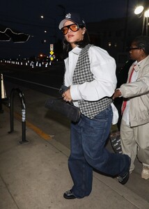 rihanna-debuts-alaia-le-teckel-clutch-on-date-night-6.jpg