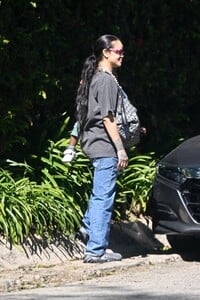 rihanna-enjoys-beverly-hills-stroll-04.22.2025-1.jpg