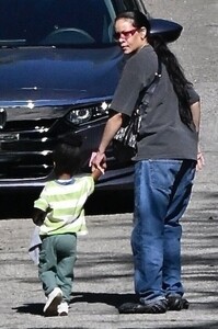 rihanna-enjoys-beverly-hills-stroll-04.22.2025-2.jpg