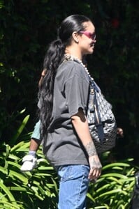 rihanna-enjoys-beverly-hills-stroll-04.22.2025-5.jpg
