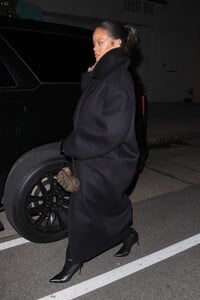 rihanna-s-chic-giorgio-baldi-look-steals-spotlight-3.jpg