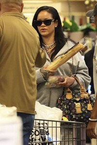 rihanna-spotted-grocery-shopping-at-bristol-farms-10.jpg