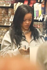 rihanna-spotted-grocery-shopping-at-bristol-farms-2.jpg