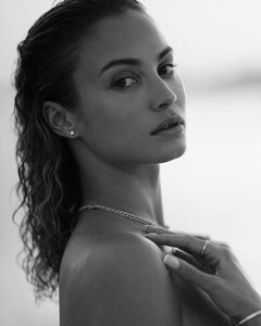 rose_bertram_1733087113_3513711835301407836_33238731bf98a013e858e423.jpg