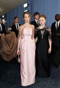 sadie-sink-maya-hawke-06.jpg