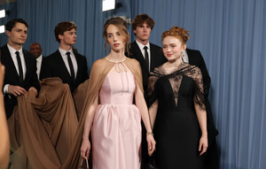 sadie-sink-maya-hawke-07.jpg