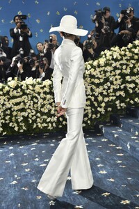 zendaya-s-iconic-met-gala-2025-look-tailoring-black-style-12.jpg