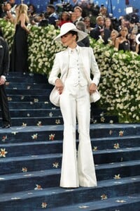zendaya-s-iconic-met-gala-2025-look-tailoring-black-style-13.jpg