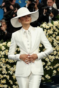 zendaya-s-iconic-met-gala-2025-look-tailoring-black-style-2.jpg