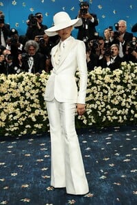 zendaya-s-iconic-met-gala-2025-look-tailoring-black-style-3.jpg