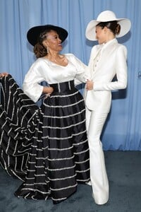 zendaya-s-iconic-met-gala-2025-look-tailoring-black-style-5.jpg