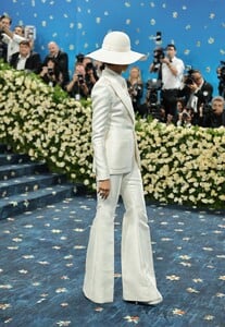 zendaya-s-iconic-met-gala-2025-look-tailoring-black-style-7.jpg
