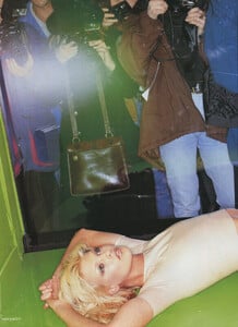 1995-3-vogue-uk-le-3_orig.jpg