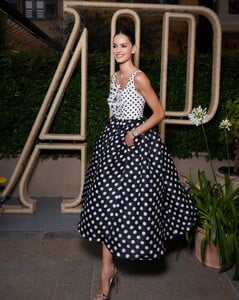 [2025.06.21] izabelgoulart_503589652_18513383845029414_2400307267867695515_n.jpg