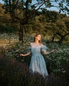 ✨ Taking advantage of flower fields during peak season is a great way to spark creativity and elevate your portfolio. Using natural elements as part of your storytelling allows you to explore ideas freely — i (17).jpg