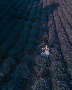 ✨ Taking advantage of flower fields during peak season is a great way to spark creativity and elevate your portfolio. Using natural elements as part of your storytelling allows you to explore ideas freely — it (1).jpg