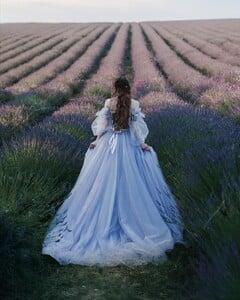 ✨ Taking advantage of flower fields during peak season is a great way to spark creativity and elevate your portfolio. Using natural elements as part of your storytelling allows you to explore ideas freely — it (3).jpg