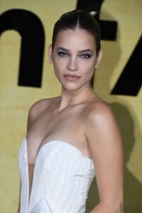barbara-palvin-vivienne-westwood-gown-amfar-cannes-2025-7.jpg