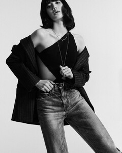 blackpink-211210-lisa-harpers-bazaar-thailand-2.jpg