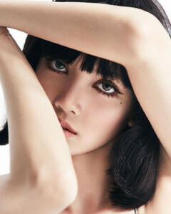 blackpink-211210-lisa-harpers-bazaar-thailand-4.jpg