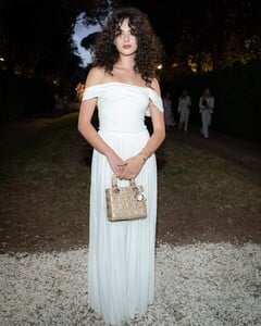 harpersbazaar_tw_502678329_18494139940062196_1722455905138439774_n.jpg