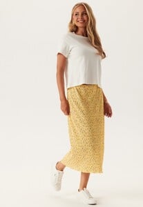pieces-pcflora-hw-midi-skirt-pale-banana-aopsmall-flower.jpg