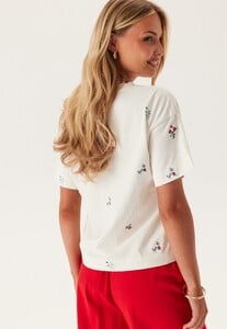 vila-vimonie-flower-emb-ss-o-neck-snow-white-detailemb-color-fl_2.jpg