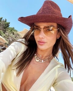 [2025.07.10] alessandraambrosio_518182294_18516906178000670_3419214336038896766_n.jpg