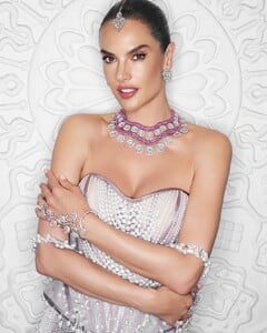 [2025.07.28] manishmalhotrajewellery_524576946_18306544228300433_1165237163368879276_n.jpg