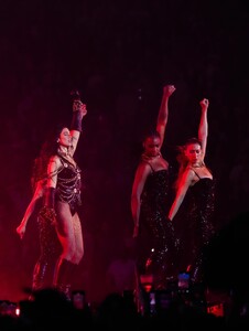 615273059_dualipa-20250625_081844-9.jpg