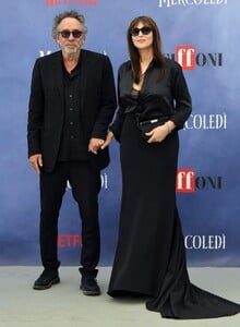 63125798-monica-bellucci-i-tim-burton-na-filmskom-festivalu-giffoni-u-italiji.jpg