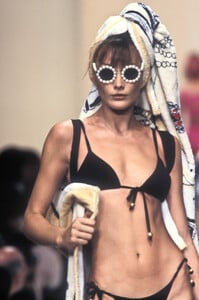 Chanel 1994 Women RTW 133.jpg