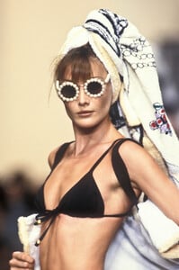 Chanel 1994 Women RTW 134.jpg