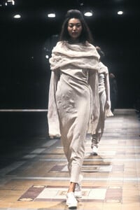 Issey Miyake 1998 Women RTW 22.jpg