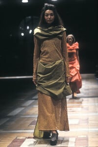 Issey Miyake 1998 Women RTW 93.jpg