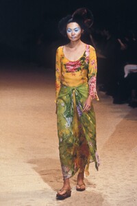 Kenzo 1998 Women RTW 21.jpg