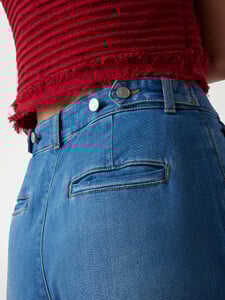 KiannaLS - Guess '25_Linen-blend loose-fit jeans5_W5YA1FD5O90-C0AD-ALT3.jpg