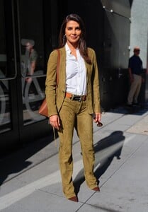 Priyanka_Chopra_Jonas_is_seen_leaving_Good_Morning_America_on_June_242C_2025_in_New_York_City_281429.jpg