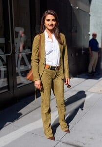 Priyanka_Chopra_Jonas_is_seen_leaving_Good_Morning_America_on_June_242C_2025_in_New_York_City_281529.jpg