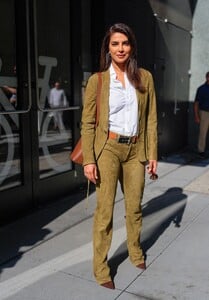 Priyanka_Chopra_Jonas_is_seen_leaving_Good_Morning_America_on_June_242C_2025_in_New_York_City_281629.jpg