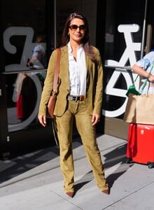 Priyanka_Chopra_Jonas_is_seen_leaving_Good_Morning_America_on_June_242C_2025_in_New_York_City_28229.jpg