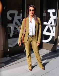 Priyanka_Chopra_Jonas_is_seen_leaving_Good_Morning_America_on_June_242C_2025_in_New_York_City_28429.jpg