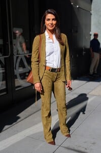 Priyanka_Chopra_Jonas_is_seen_leaving_Good_Morning_America_on_June_242C_2025_in_New_York_City_284429.jpg