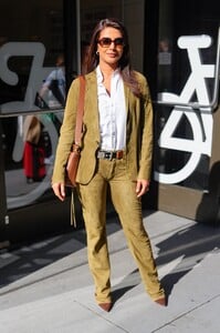 Priyanka_Chopra_Jonas_is_seen_leaving_Good_Morning_America_on_June_242C_2025_in_New_York_City_284629.jpg