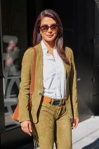 Priyanka_Chopra_Jonas_is_seen_leaving_Good_Morning_America_on_June_242C_2025_in_New_York_City_285629.jpg