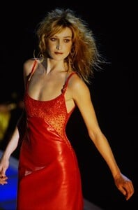 Versace 1996 Women RTW 130.jpg